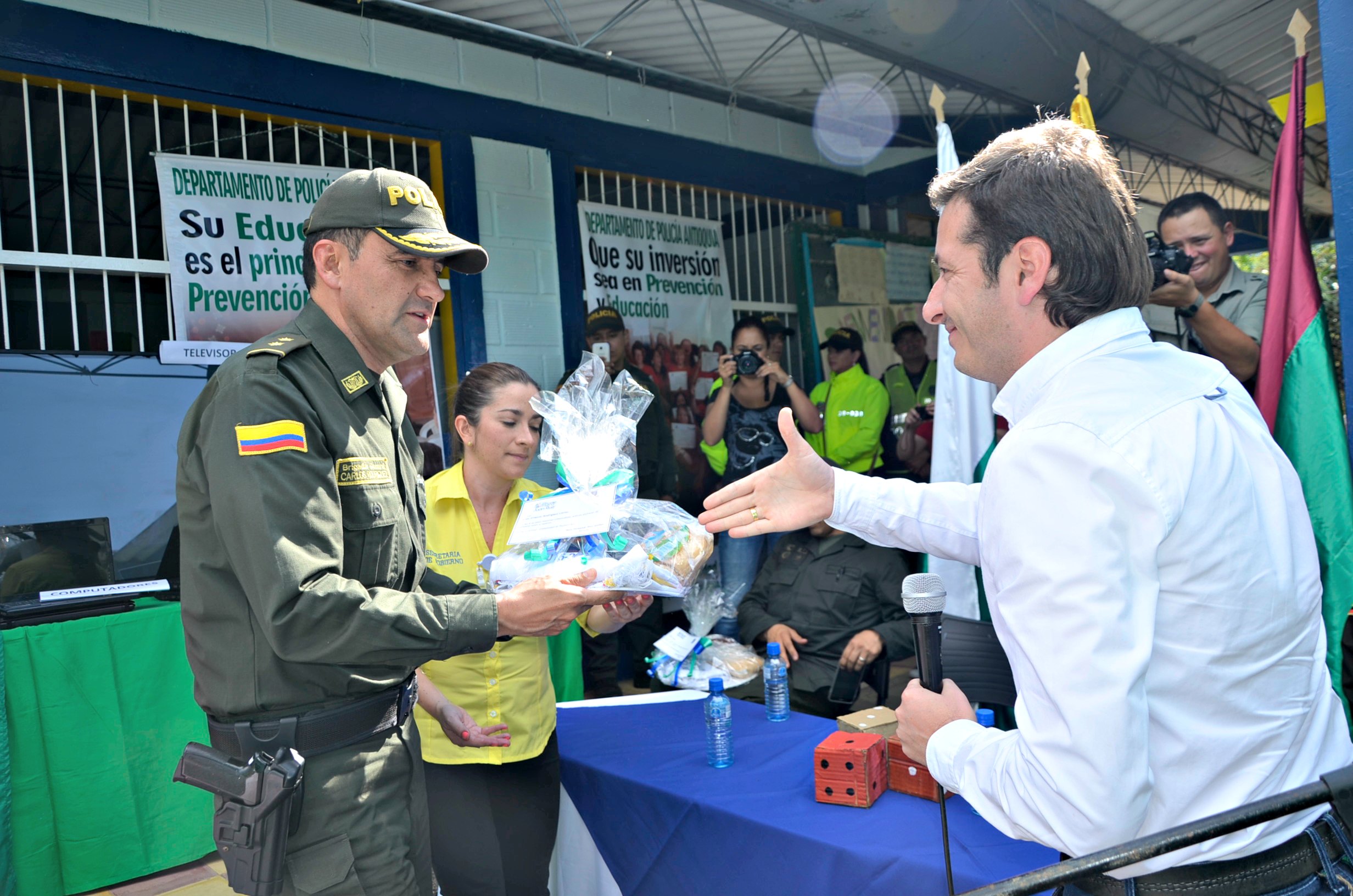 Policía-devuelve-computadores-a-escuelas-del-suroeste-2