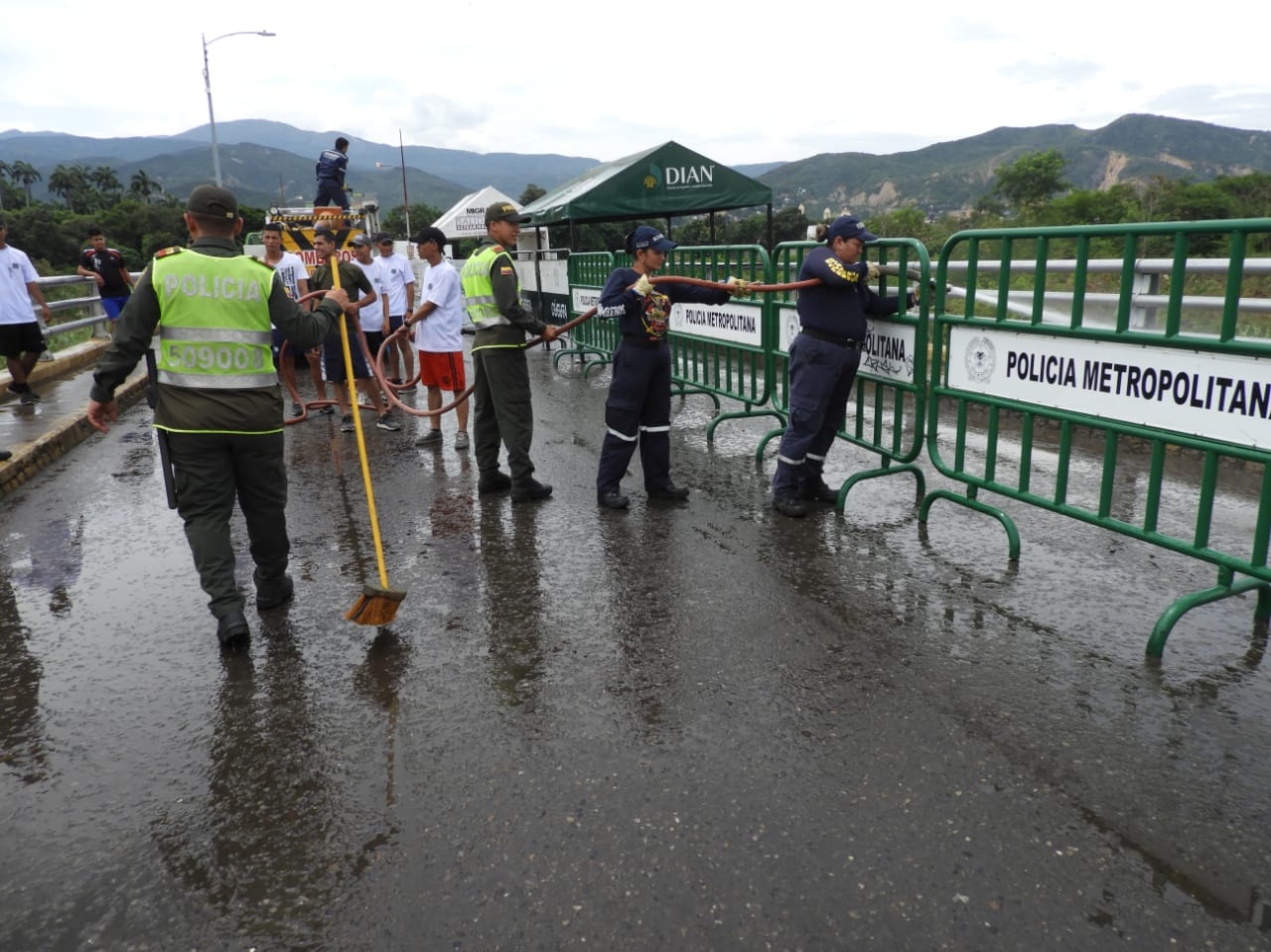 jornada-masiva-de-embellecimiento-y-lavado-fue-realizada-en-el-puente-internacional-simón-bolívar 