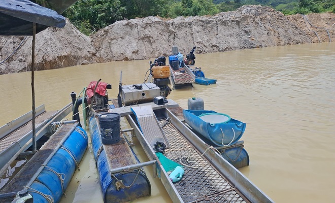 Destrucción de maquinaria usada para la explotación ilegal de oro