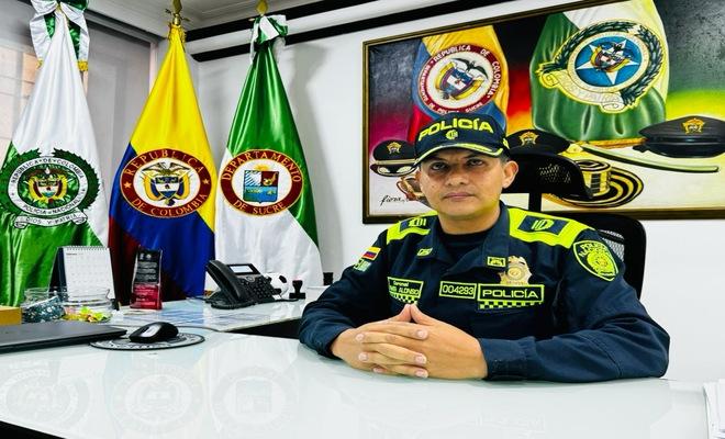 Coronel Aimer Fredy Alonso Triana Comandante Departamento de Polic&iacute;a Sucre sentado en su escritorio