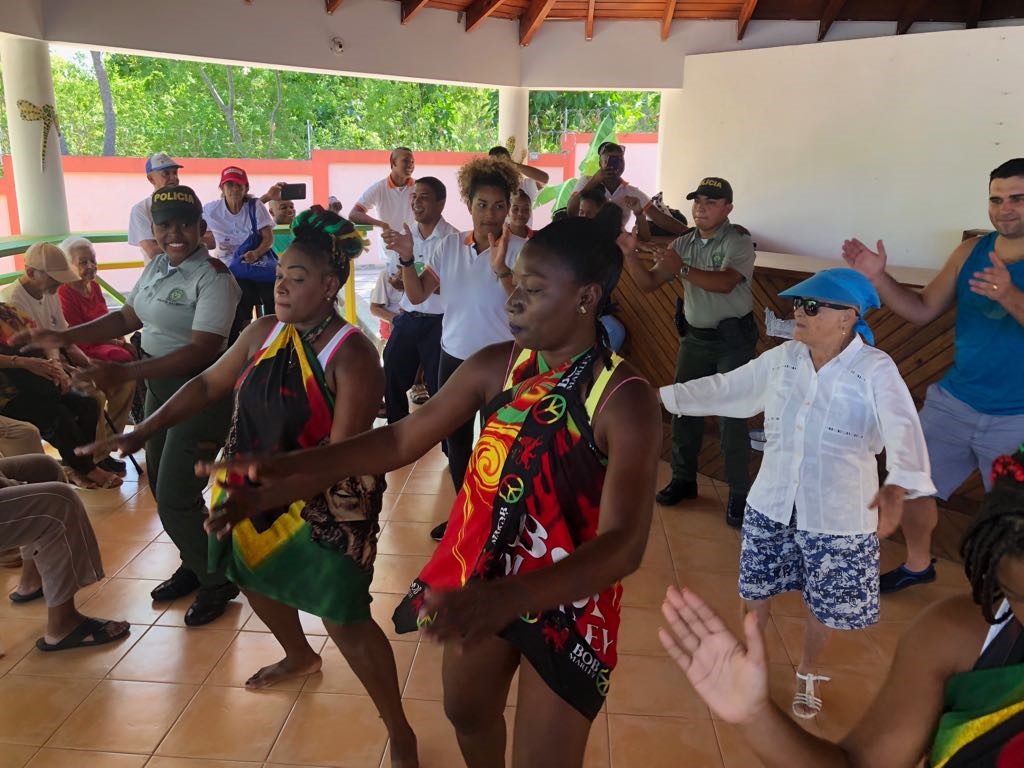 Abuelitos del ancianato ‘San Pedro Claver’ disfrutaron un día de playa con la Policía Nacional