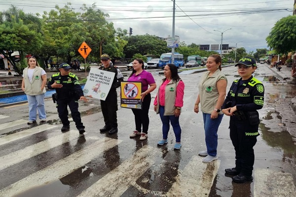 Policía de Infancia y Adolescencia en actividad contra la mendicidad y explotación infantil con bienestar familiar
