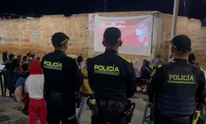 ¡Integrando familias! La Policía promueve la sana convivencia con "Cine al Parque"
