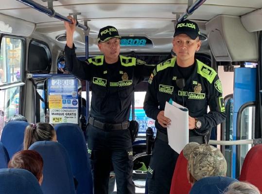 Mediante el “Plan guitarra” la Policía en Manizales brinda recomendaciones de seguridad a los usuarios del transporte público