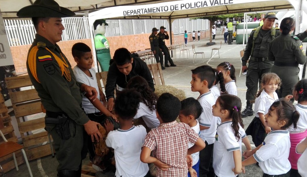 Bus interactivo de la policía de infancia y adolescencia