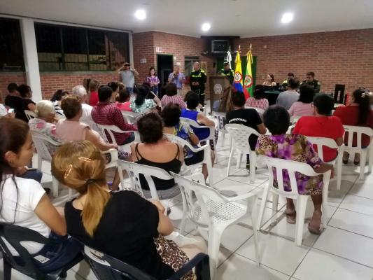 La Policía Nacional y habitantes de la ciudadela Simón Bolívar, lanzan exitosamente el frente de seguridad.