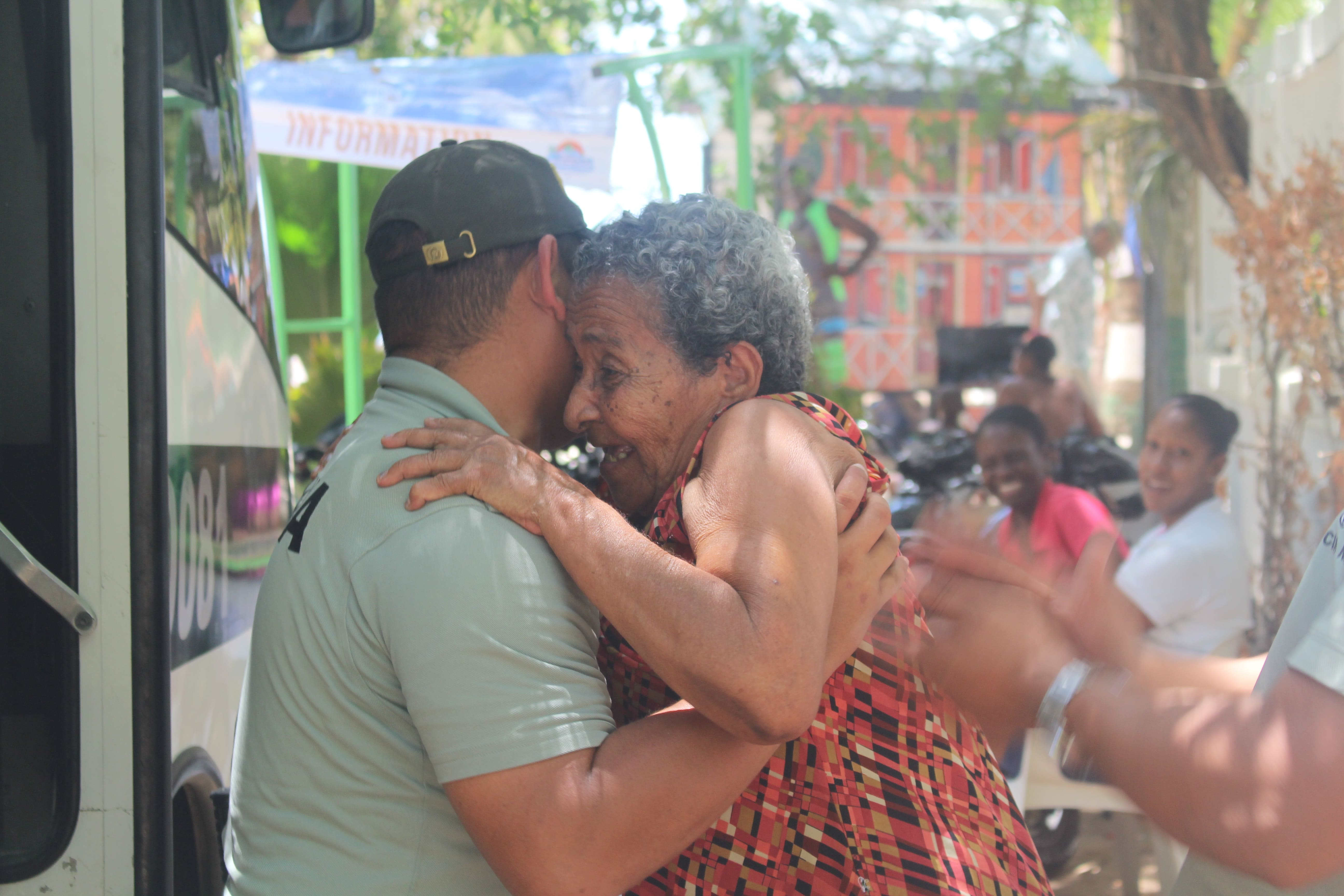 Abuelitos del ancianato ‘San Pedro Claver’ disfrutaron un día de playa con la Policía Nacional