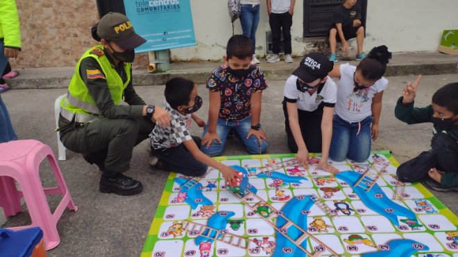 Auxiliares de policía y niños de la cívica juvenil llegan a cada parque de la ciudad