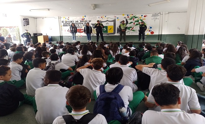 Policía de infancia y adolescencia con la niñez  