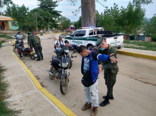 Policía registrando, control y solicitud de antecedentes