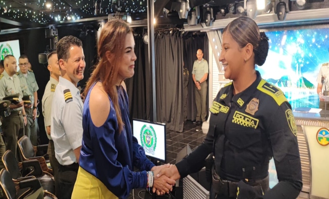 Actriz Rudy Rodríguez aportaba un toque especial al evento, y su sonrisa cálida se sumaba a la camaradería del momento