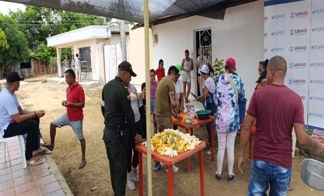 Agentes de la policía se preparaba almuerzo comunitario