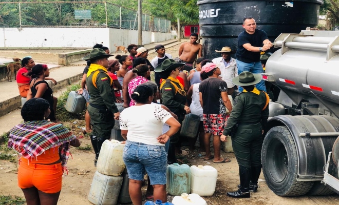 Familias de la vereda Colorado del municipio de Santa Catalina, recibieron más de 7 mil litros de agua, por parte de la Policía Nacional