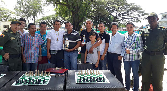 Con-ajedrez-al-parque-la Policía Nacional-promueve-una-sana convivencia-en-el Meta