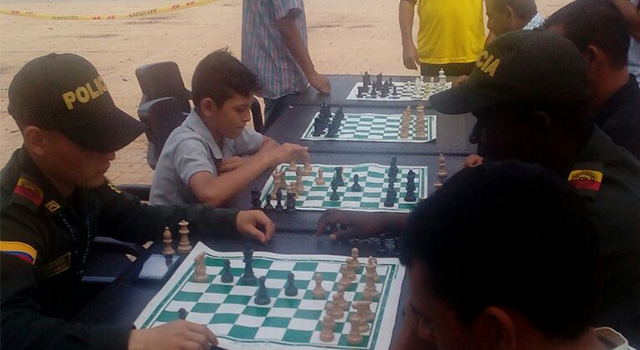 Con-ajedrez-al-parque-la Policía Nacional-promueve-una-sana convivencia-en-el Meta