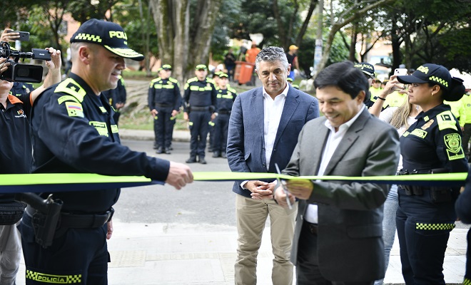 Alcaldía entrega dos estaciones de policía en medellín