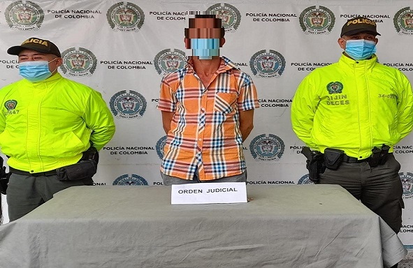 1 persona capturada-policías custodiando