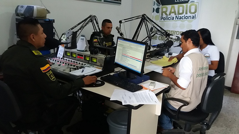 La policía de protección al medio ambiente y docentes del colegio naval promueve la iniciativa ambientalista 