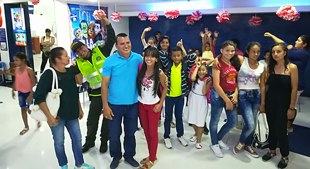 La Policía Nacional-le-brindó-un día especial-y-divertido-a-40-niños y niñas-de-Vista Hermosa