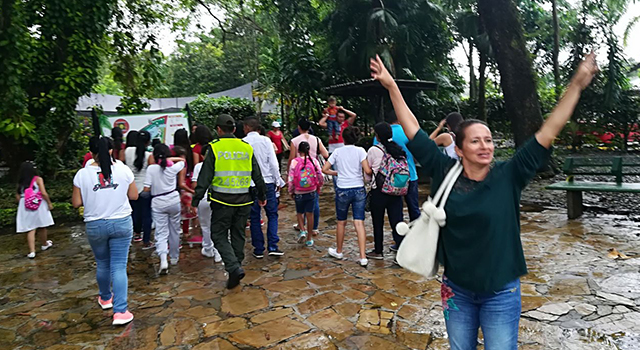 La Policía Nacional-le-brindó-un día especial-y-divertido-a-40-niños y niñas-de-Vista Hermosa