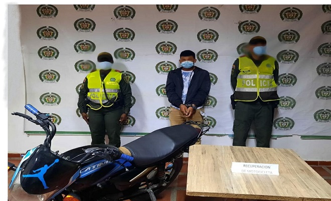 ¡Andaba en una moto robada y lo capturamos!