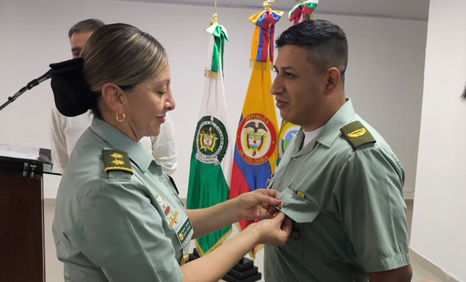 Uniformado recibiendo reconocimiento