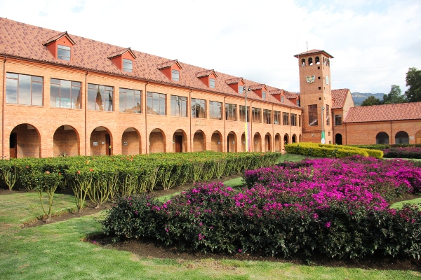 71 años de formar policías integrales al servicio de los colombianos