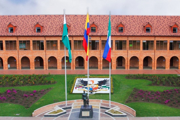 71 años de formar policías integrales al servicio de los colombianos