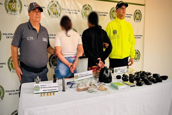 Un Polic&iacute;a de la SIJIN, un funcionario del CTI y dos mujeres aprehendidas con armas de fuego y estupefacientes en Neiva