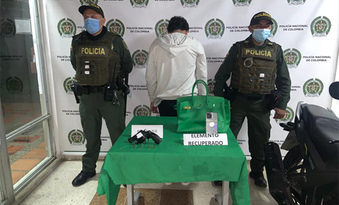 1 persona capturada-policías custodiando