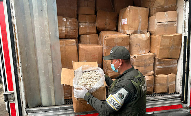 Policía revisando camaron incautado