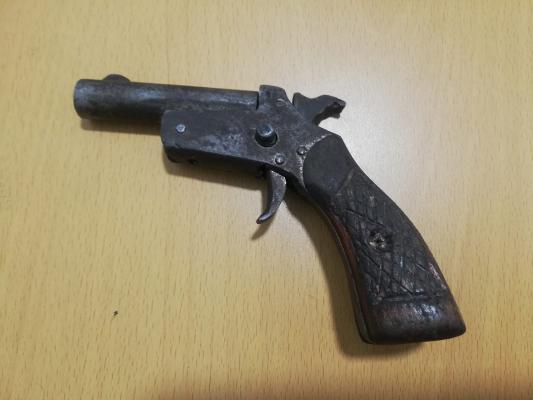 un arma de fuego tipo revolver 
