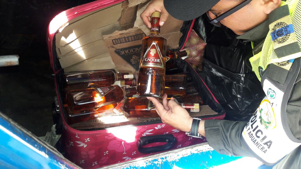 vehiculo-registro-POLFA-navidad-licor-contrabando-magdalena-zona bananera-wisky-ron