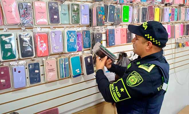 Un policía revisando accesorios para celular