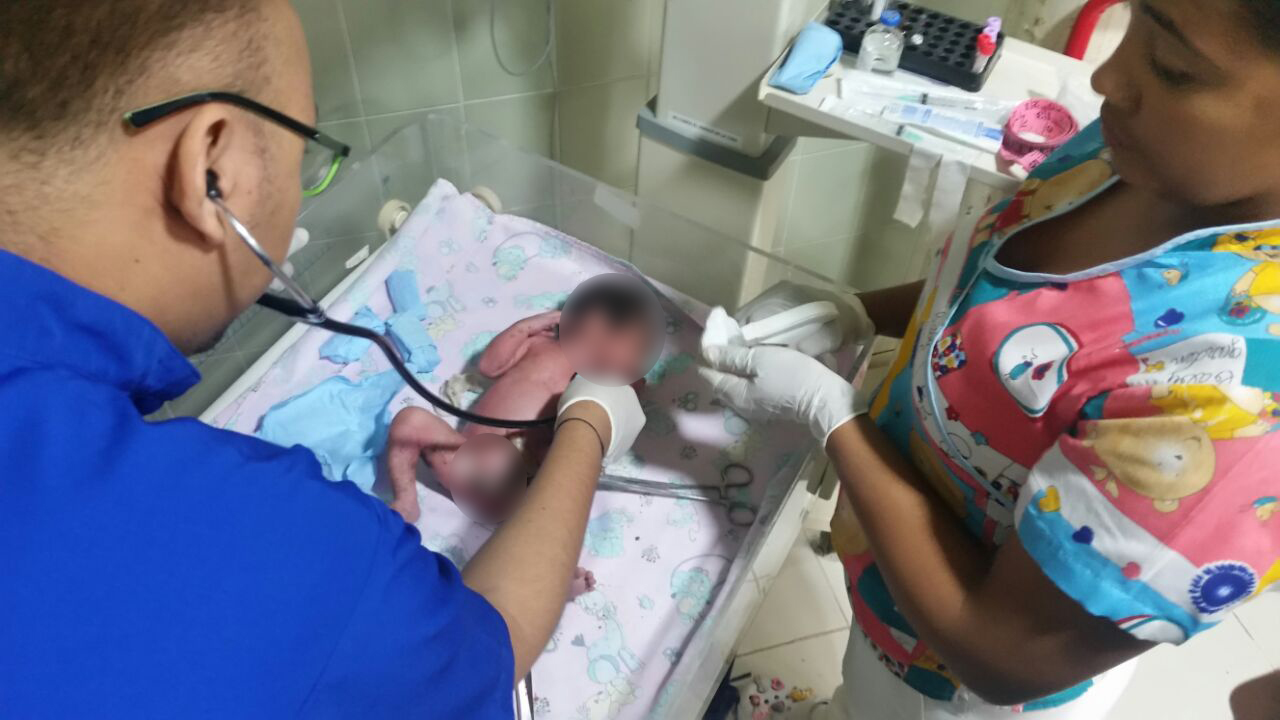 Asistencia médica bebe rescatado