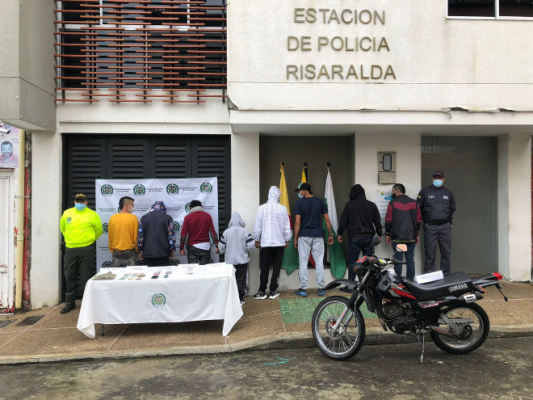 8 personas capturadas-policías custodiando