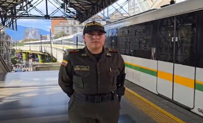 Joven auxiliar de policía evita tragedia en el metro de Medellín con una valiente intervención