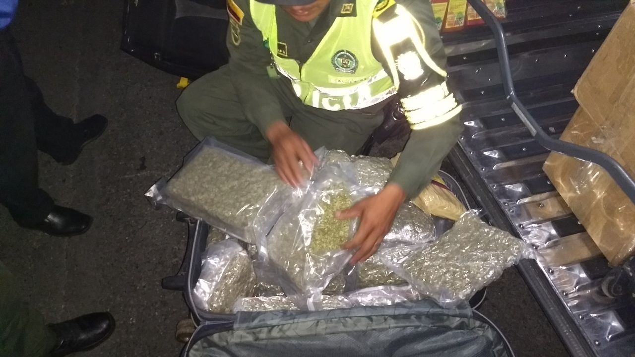 la droga venía encaletada en una maleta en medio de prendas de vestir