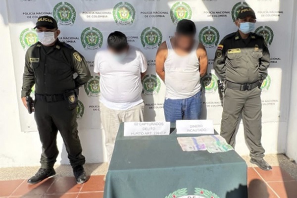 2 personas capturadas-policías custodiando-elementos incautados