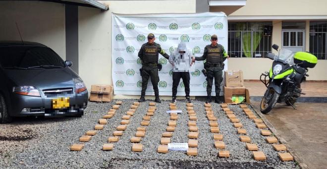 Persona capturada-policías custodiando