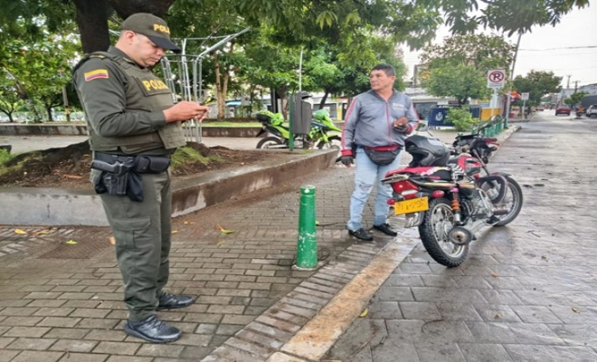 Uniformados realizando registros a personas y vehículos 