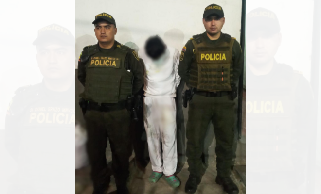 Persona capturada-policías custodiando