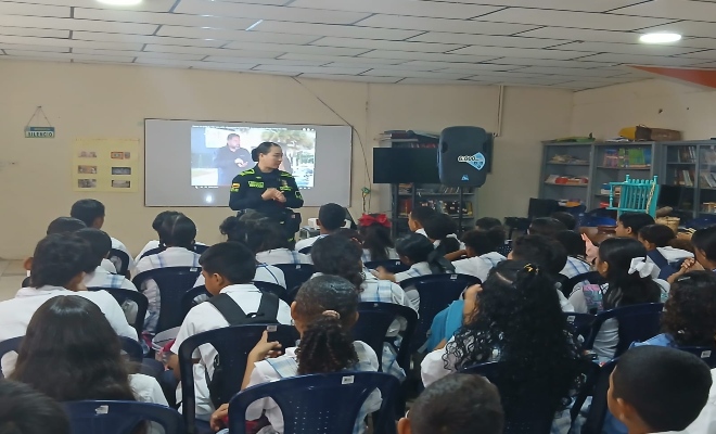 busca crear conciencia entre los estudiantes sobre los peligros que acechan en el mundo digital 