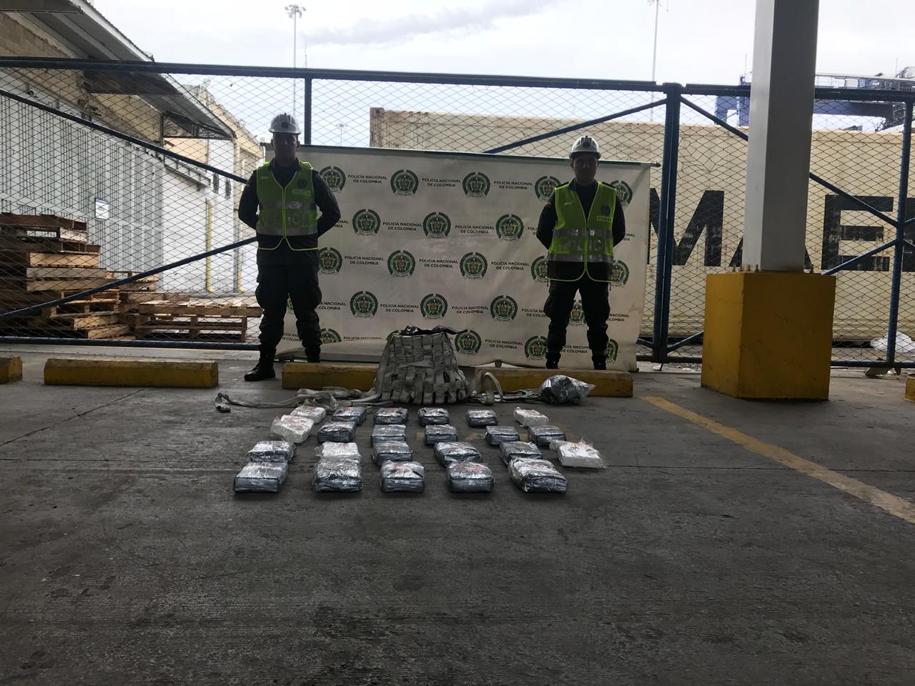 Buzos-de-la-Policía-Antinarcóticos-encontraron-cocaína 