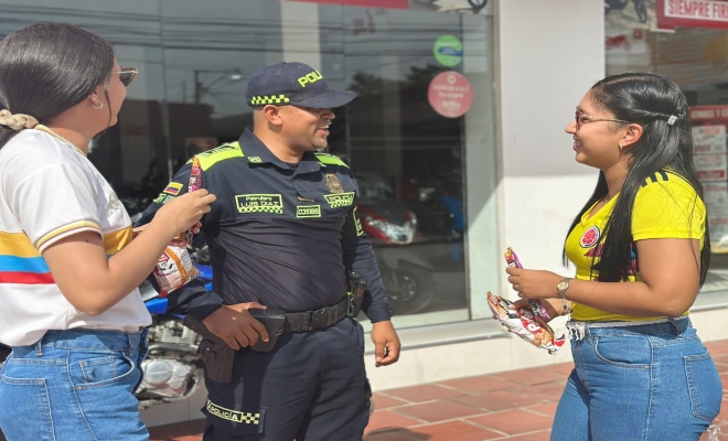 caminaba entre la multitud como ángeles de uniforme, asegurando que nada ensombreciera la fiesta