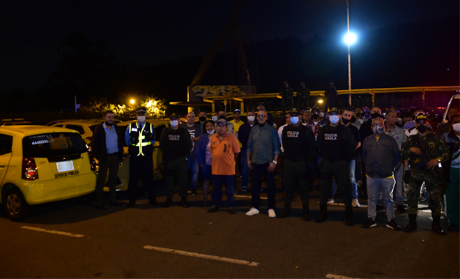 CPolicía dictando charla a taxistas