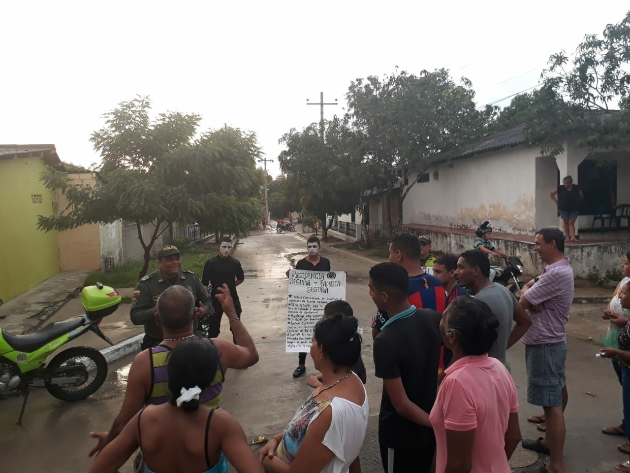 Con charlas y recomendaciopnes de autoproteccion 