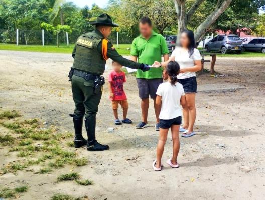 Personal del Grupo de Carabineros brinda recomendaciones a propios y turistas