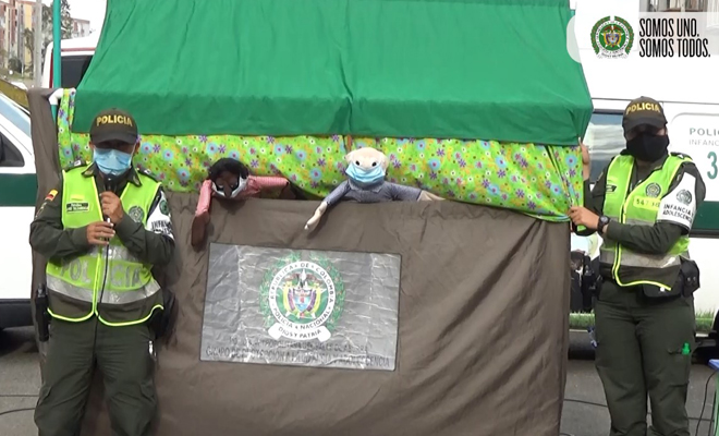 Momento de la obra de títeres en barrio Robledo de Medellín