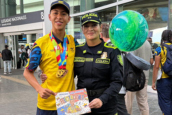 Directora de Bienestar Social y Familia recibe al campeón